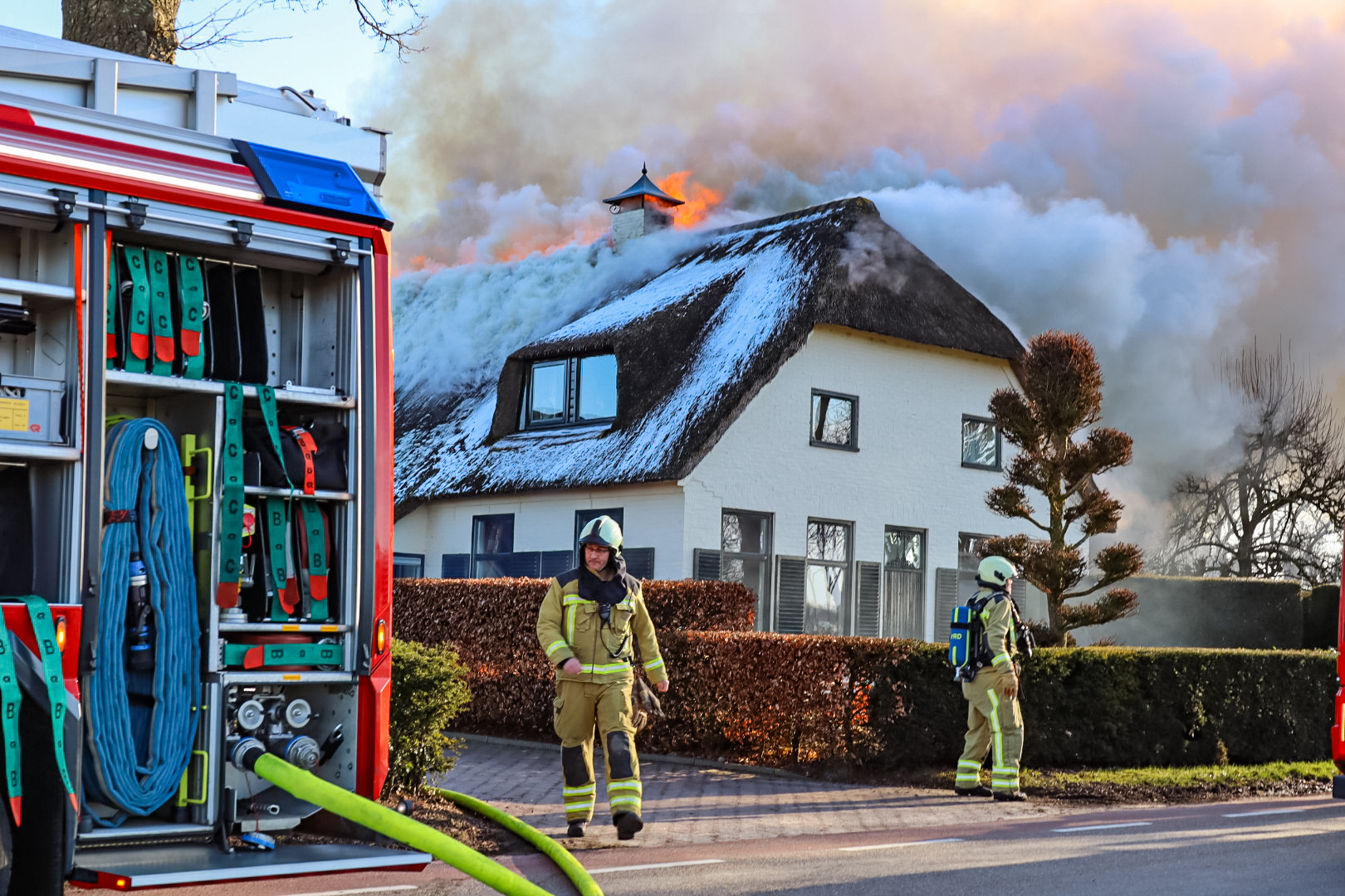 Uitslaande brand uitgebroken bij woning met rieten kap