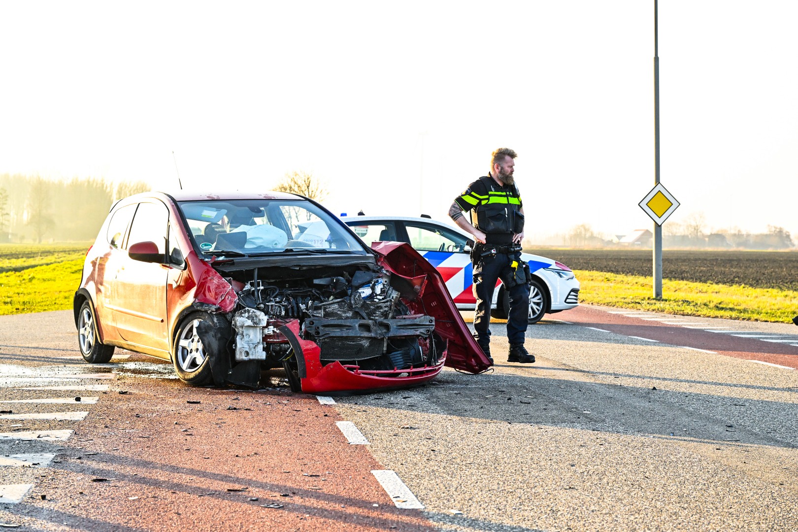 Twee voertuigen botsen frontaal op kruising
