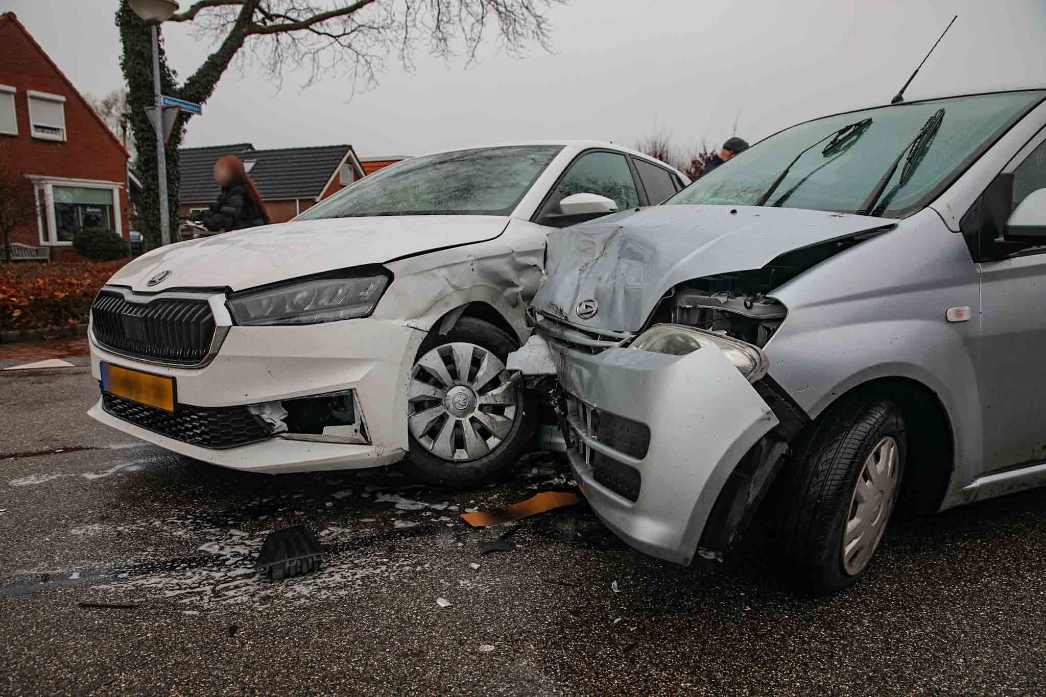 Forse schade bij botsing tussen twee voertuigen