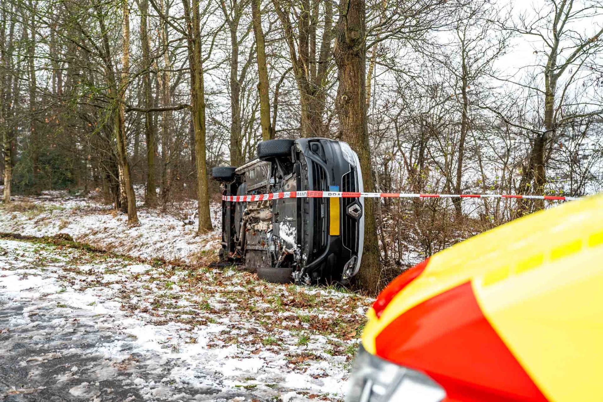 Bus glijdt van de weg en botst tegen boom