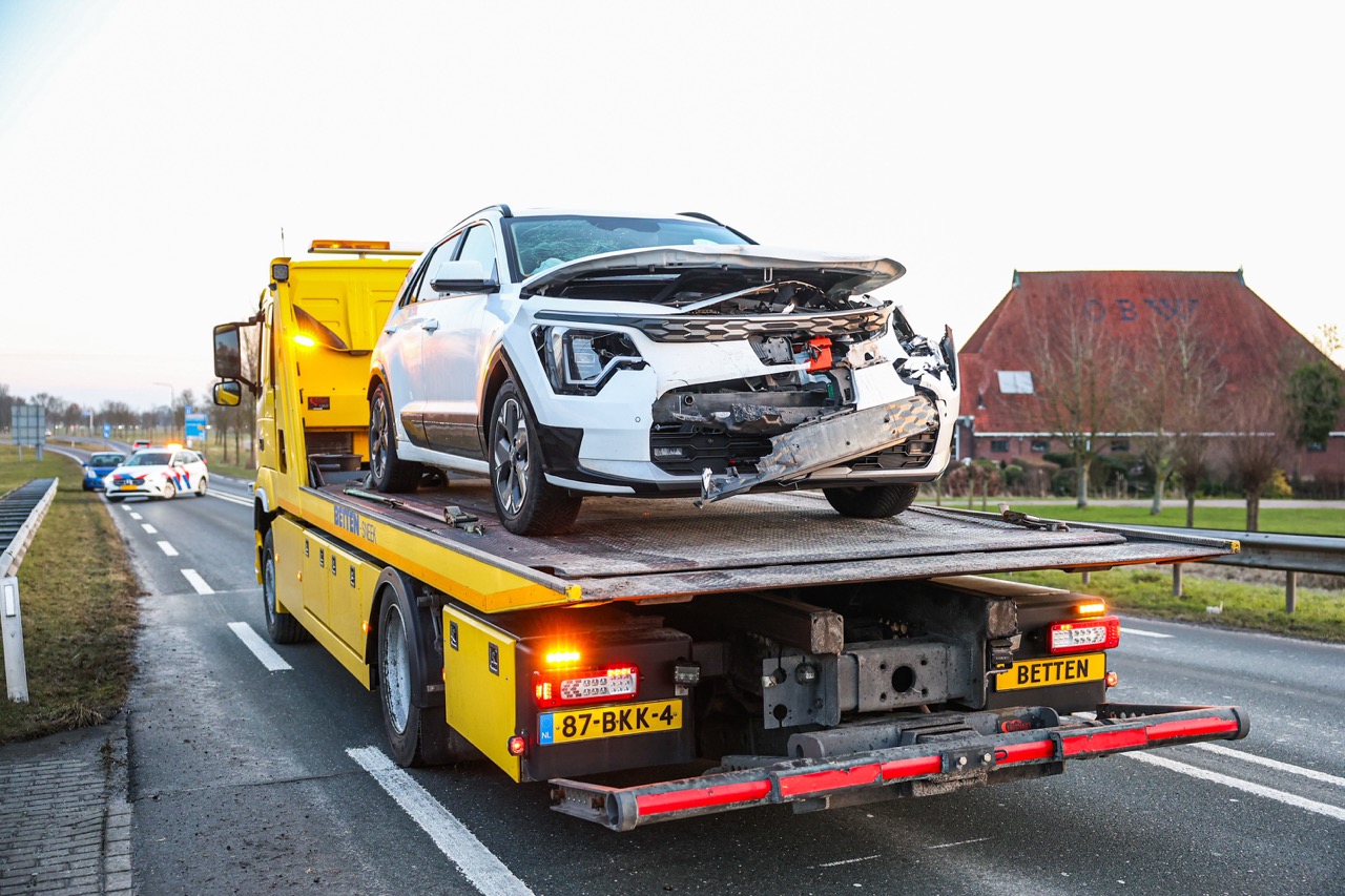 Auto afgesleept na kop-staartbotsing