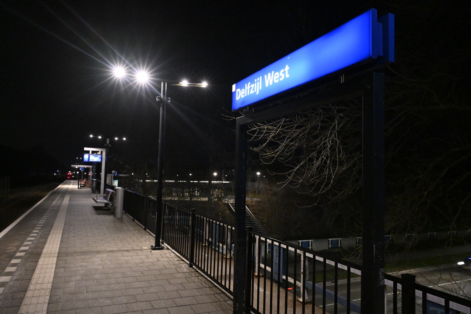 Politie zoekt twee verdachten na beroving op station