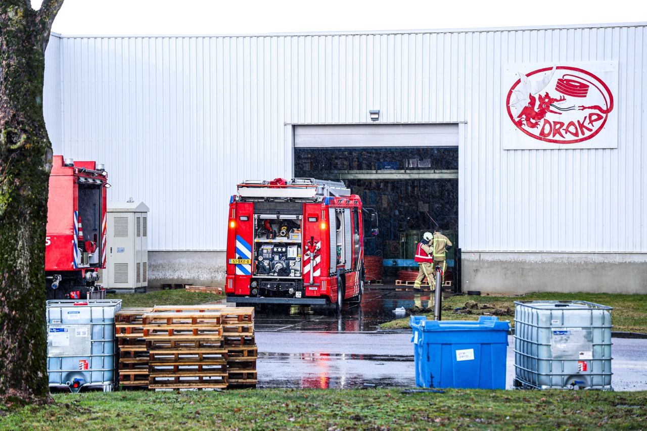 Brandweer bestrijdt brand in loods op industrieterrein