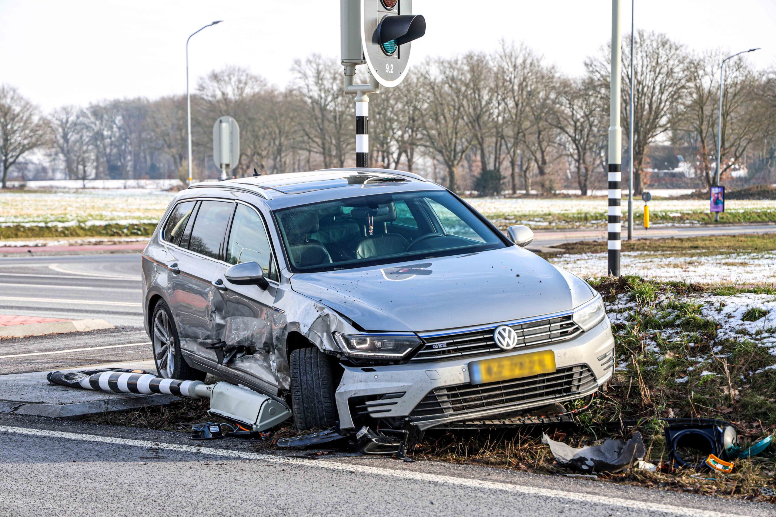 Auto ramt stoplicht na botsing op kruising