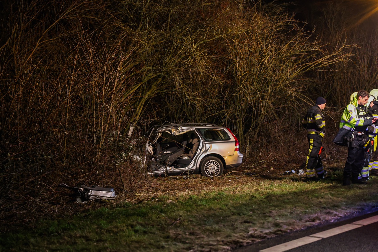 Automobilist zwaargewond na botsing met vrachtwagen