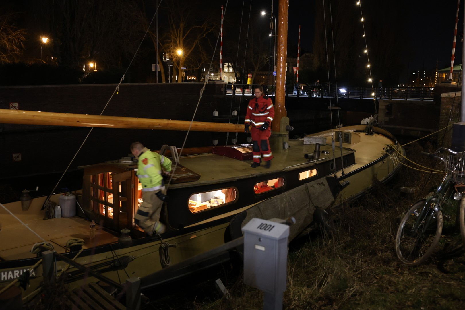 Kleine schoorsteenbrand op woonboot, brandweer rukt uit met hoogwerker