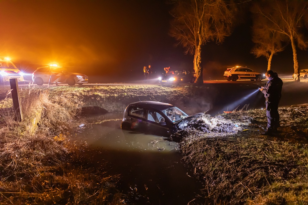Automobiliste verliest macht over stuur en belandt in sloot