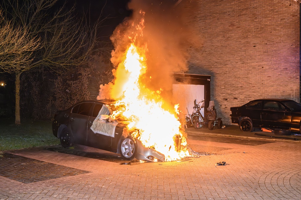 Auto geheel uitgebrand, mogelijk aangestoken