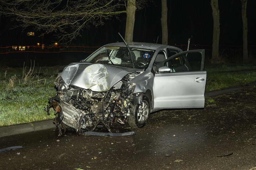Auto crasht tegen boom, bestuurder vlucht te voet