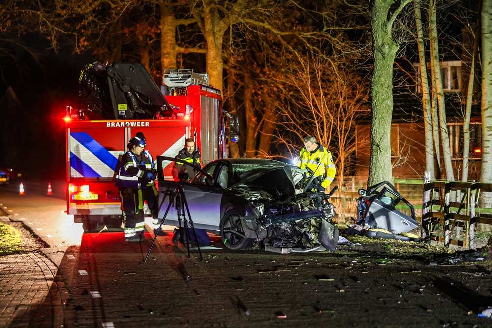 19-jarige man overleden na botsing tegen boom