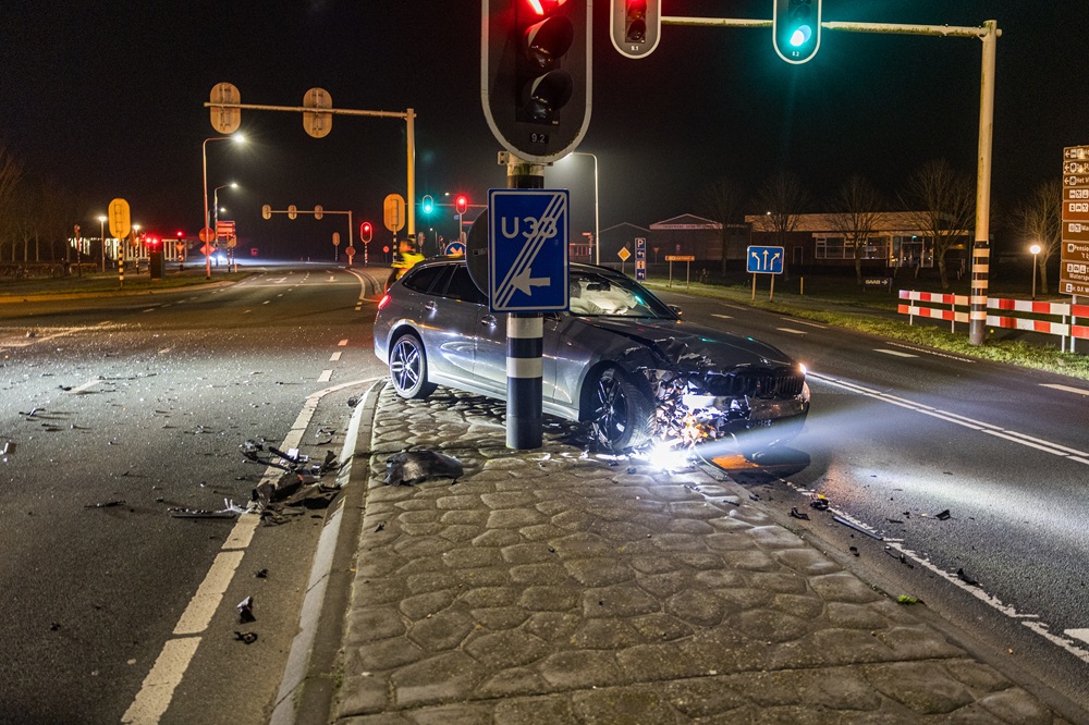 Auto rijdt door rood en veroorzaakt ongeval