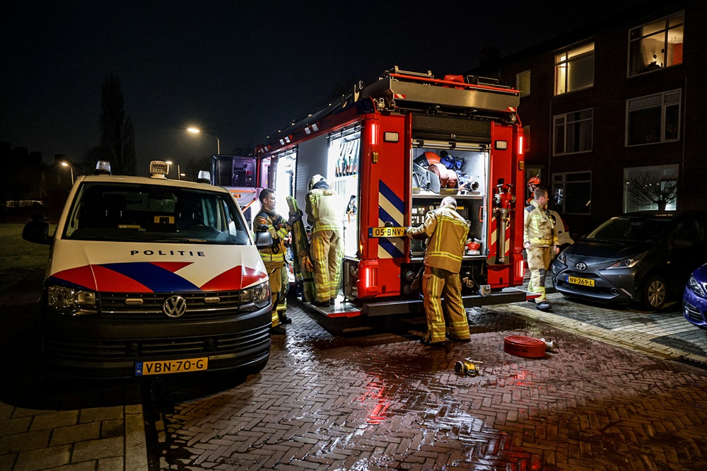 Brandweer redt persoon uit woning na brandmelding