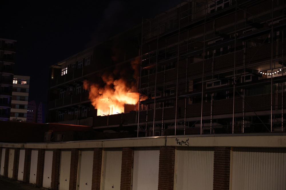 Brand op balkon zorgt voor schade aan woning