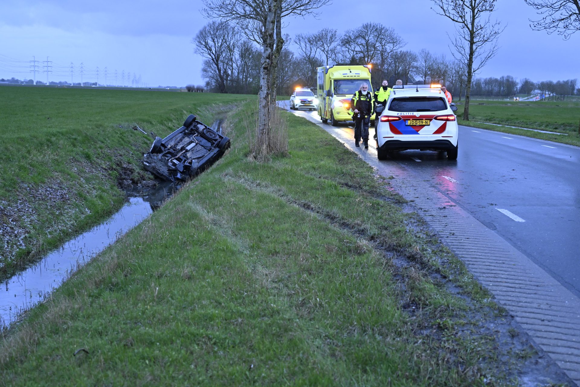 Auto op kop in sloot na hagelbui