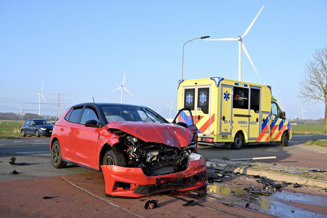 Twee gewonden bij botsing tussen auto’s