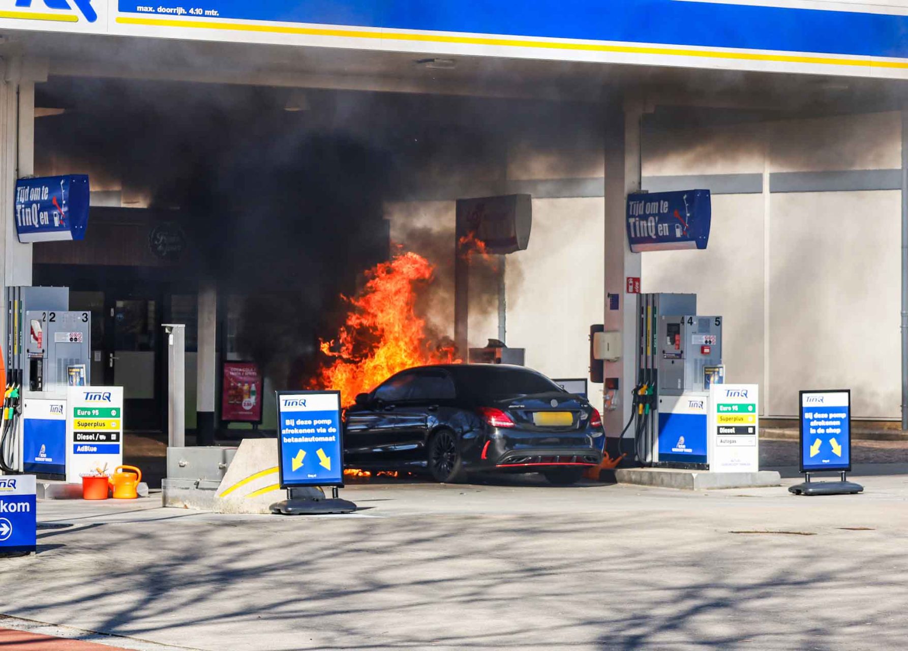 Auto in brand bij tankstation