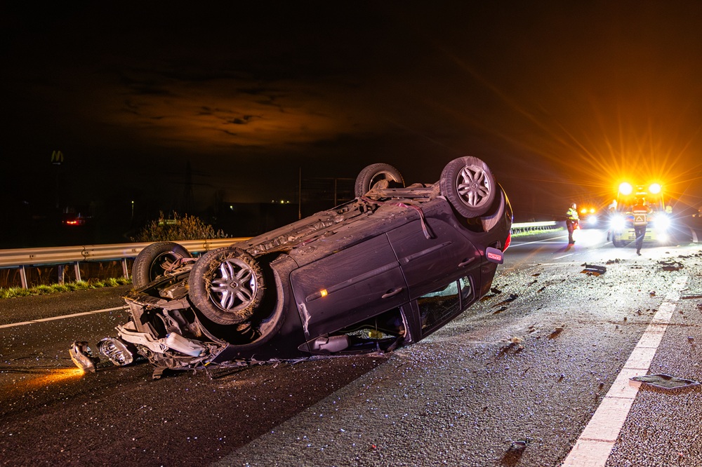 Auto crasht op snelweg, jonge mannen met schrik vrij