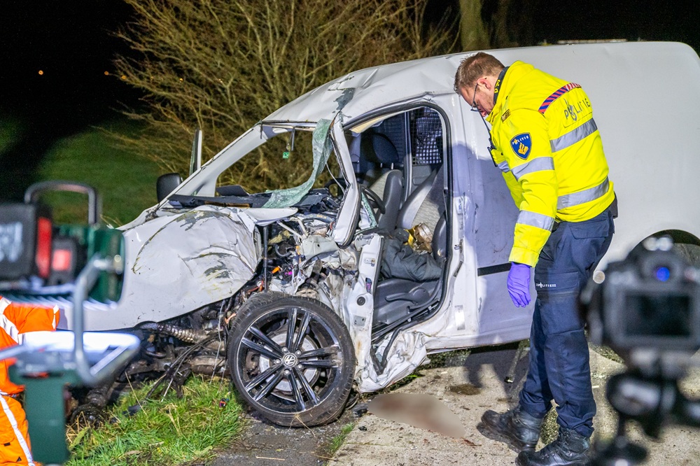 Bestelbus crasht tegen bomen, bestuurder zwaargewond