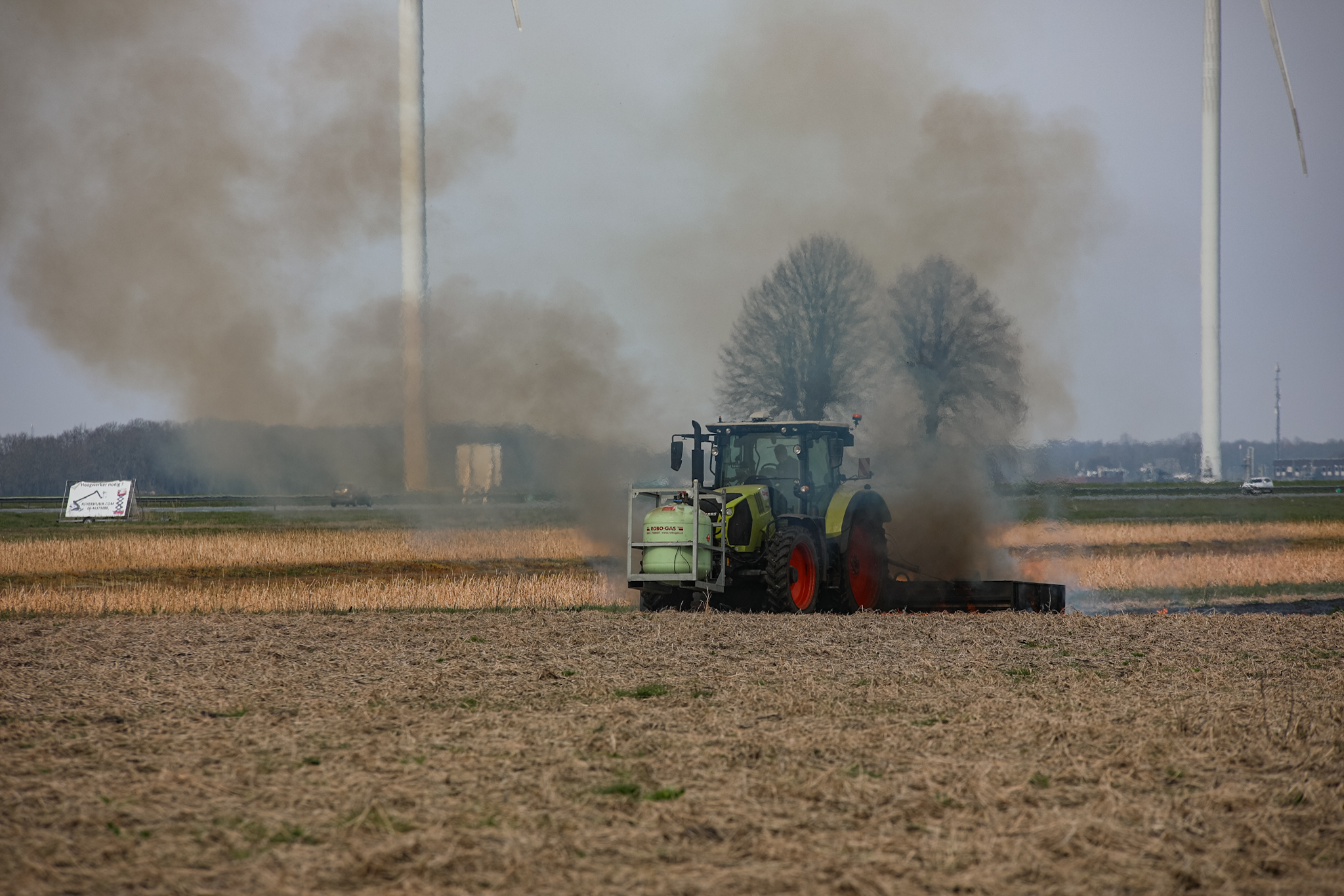 Brand op akker tijdens werkzaamheden