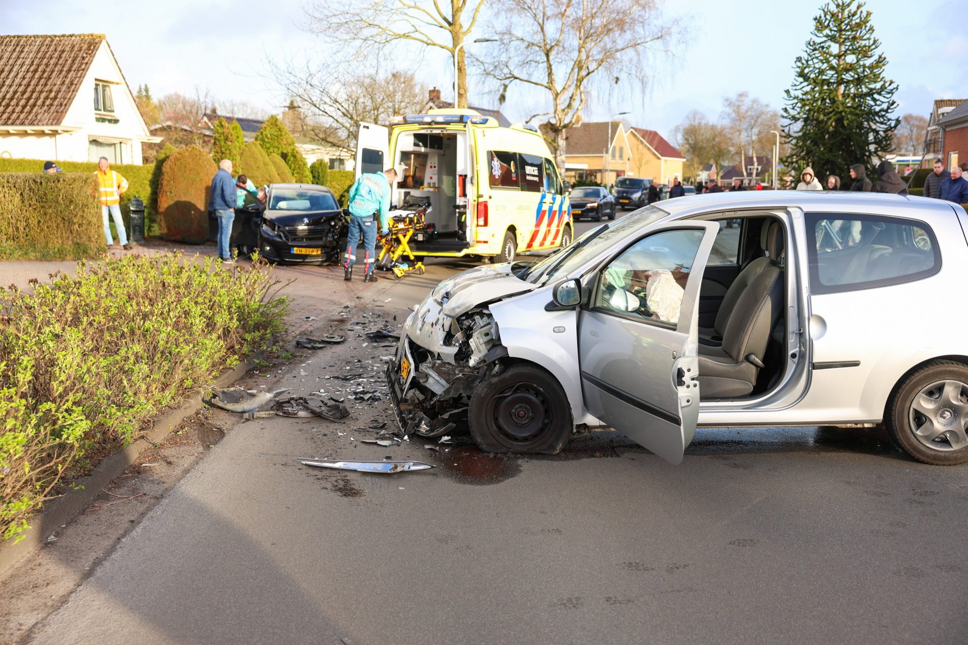 Twee gewonden na botsing tussen auto’s, weg afgesloten