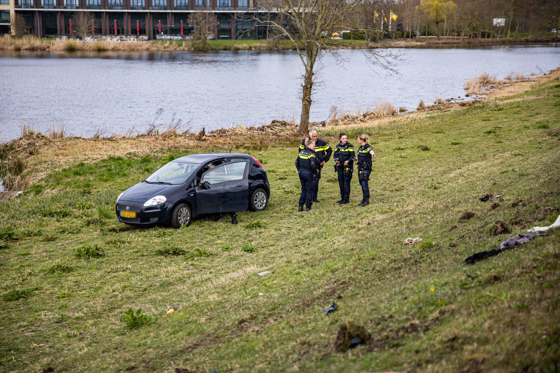 Auto slaat over de kop naast snelweg