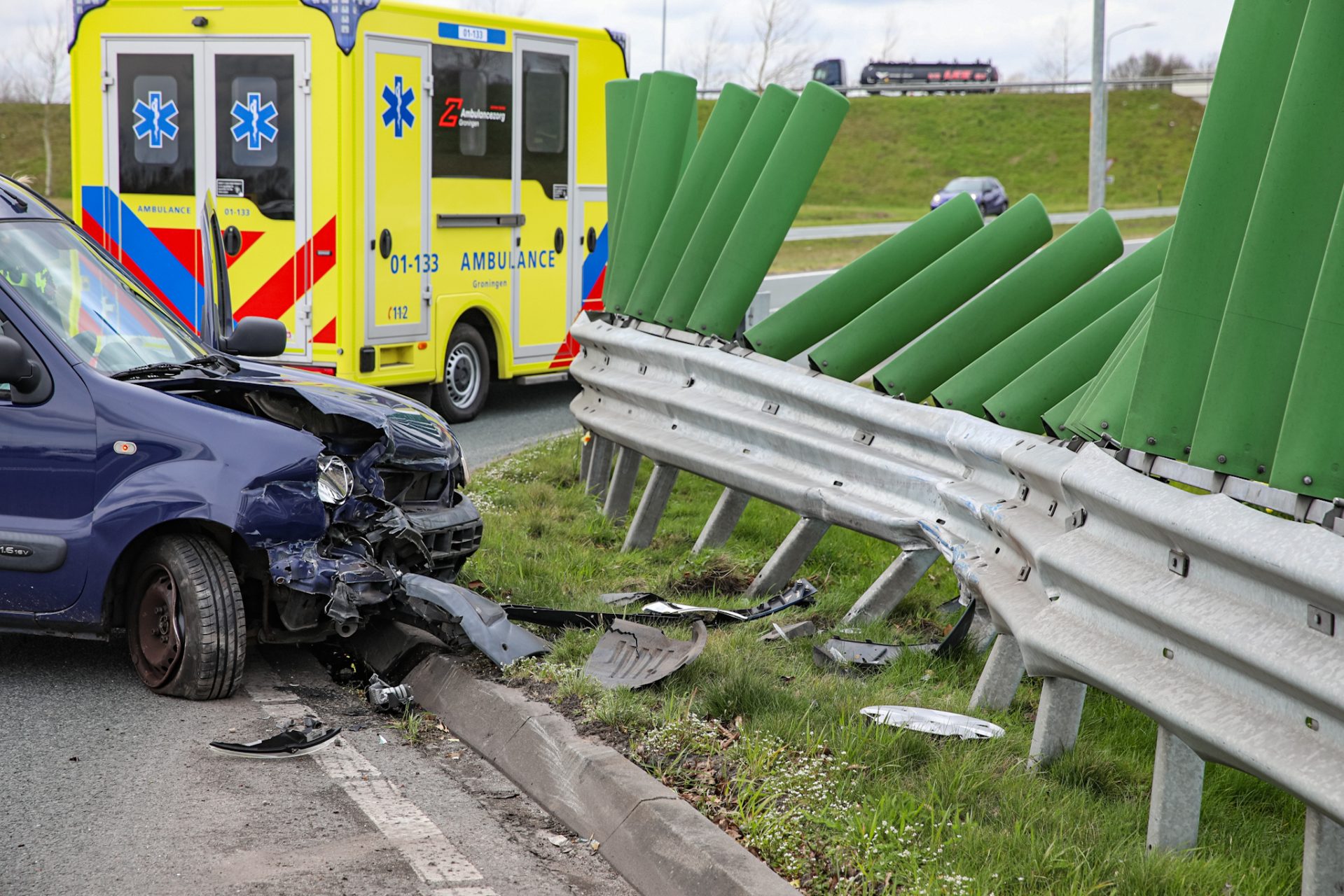 Auto zwaar beschadigd na botsing met vangrail