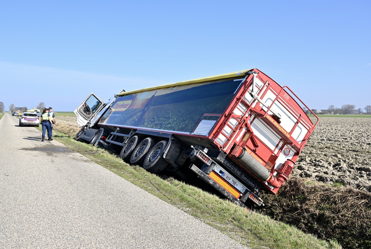 Vrachtwagen in sloot na uitwijkmanoeuvre