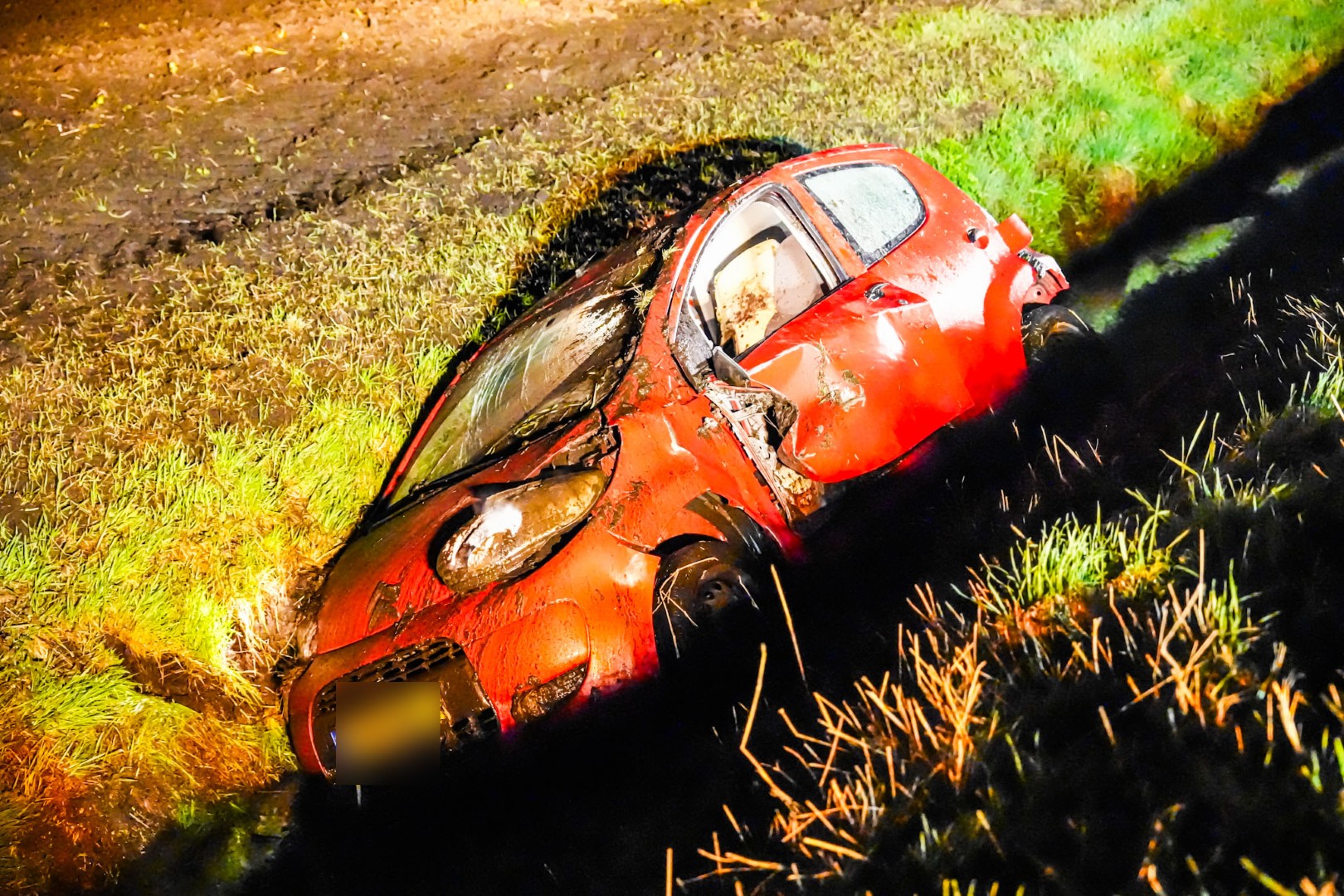 Automobilist met forse hoofdwond vlucht na crash in sloot