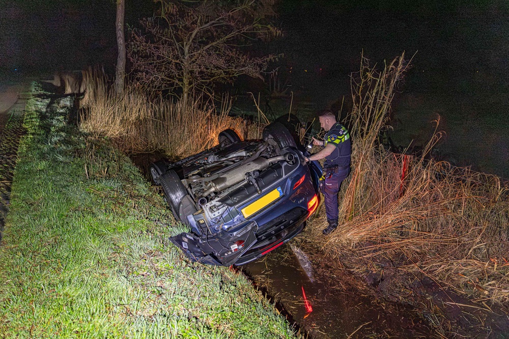 Auto raakt van de weg en belandt op z’n kop in sloot
