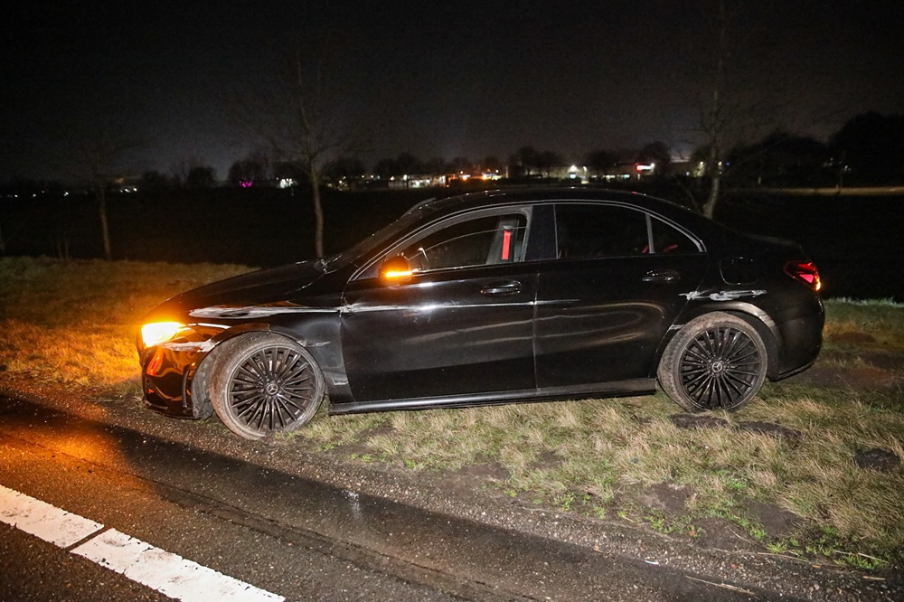 Automobilist wijkt uit voor ree en botst tegen vangrail