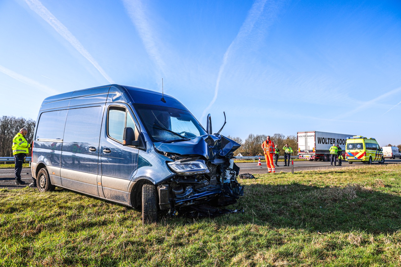 Werkbus botst hard op aanhanger