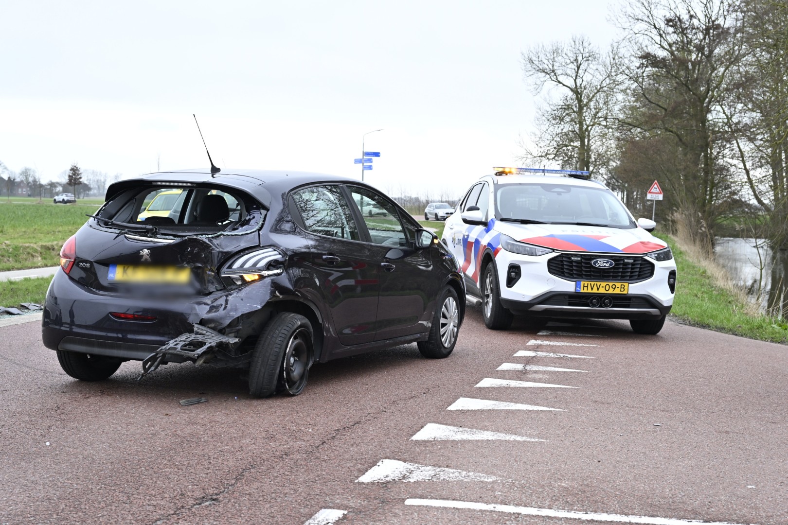 Bestelbus botst op afslaande auto, weg tijdelijk afgesloten