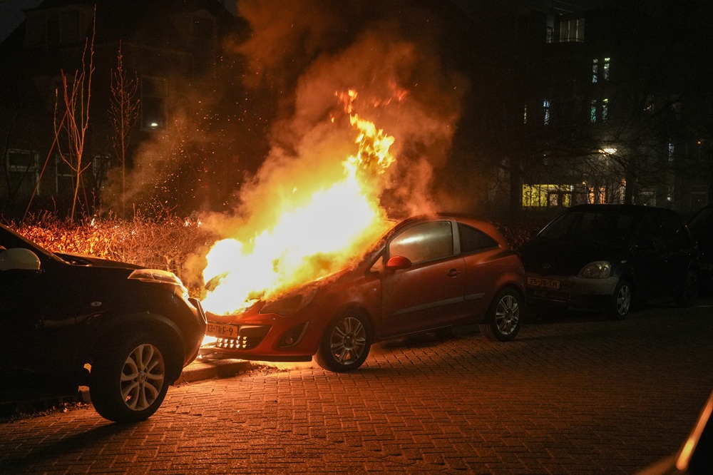 Auto uitgebrand, oorzaak onbekend