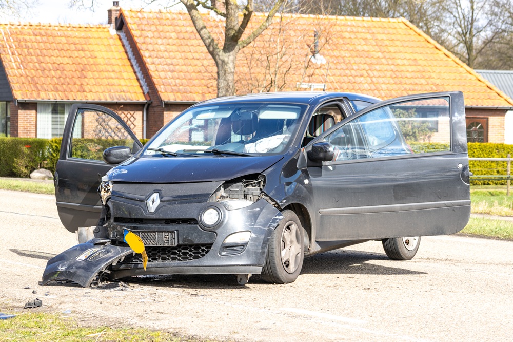 Veel schade na ongeval tussen twee auto’s