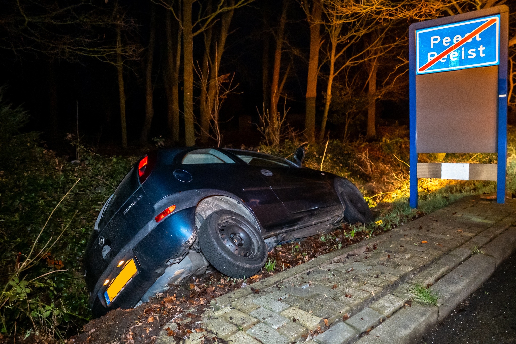 Auto in sloot, bestuurder gewond