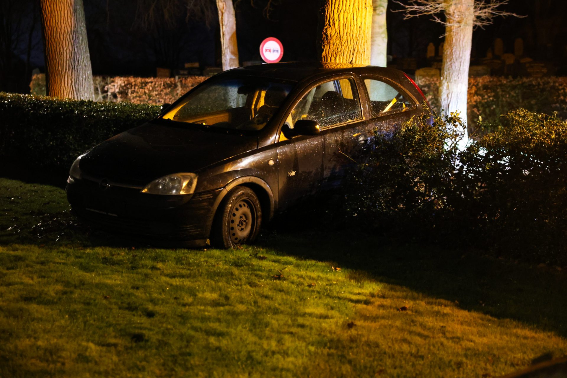 Jongeren helpen auto uit voortuin trekken na ongeval