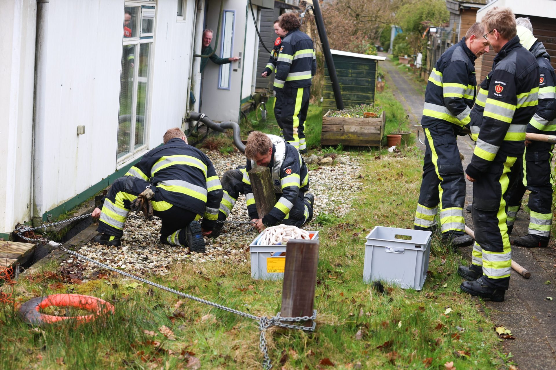 Brandweer grijpt in bij afdrijvende woonboot