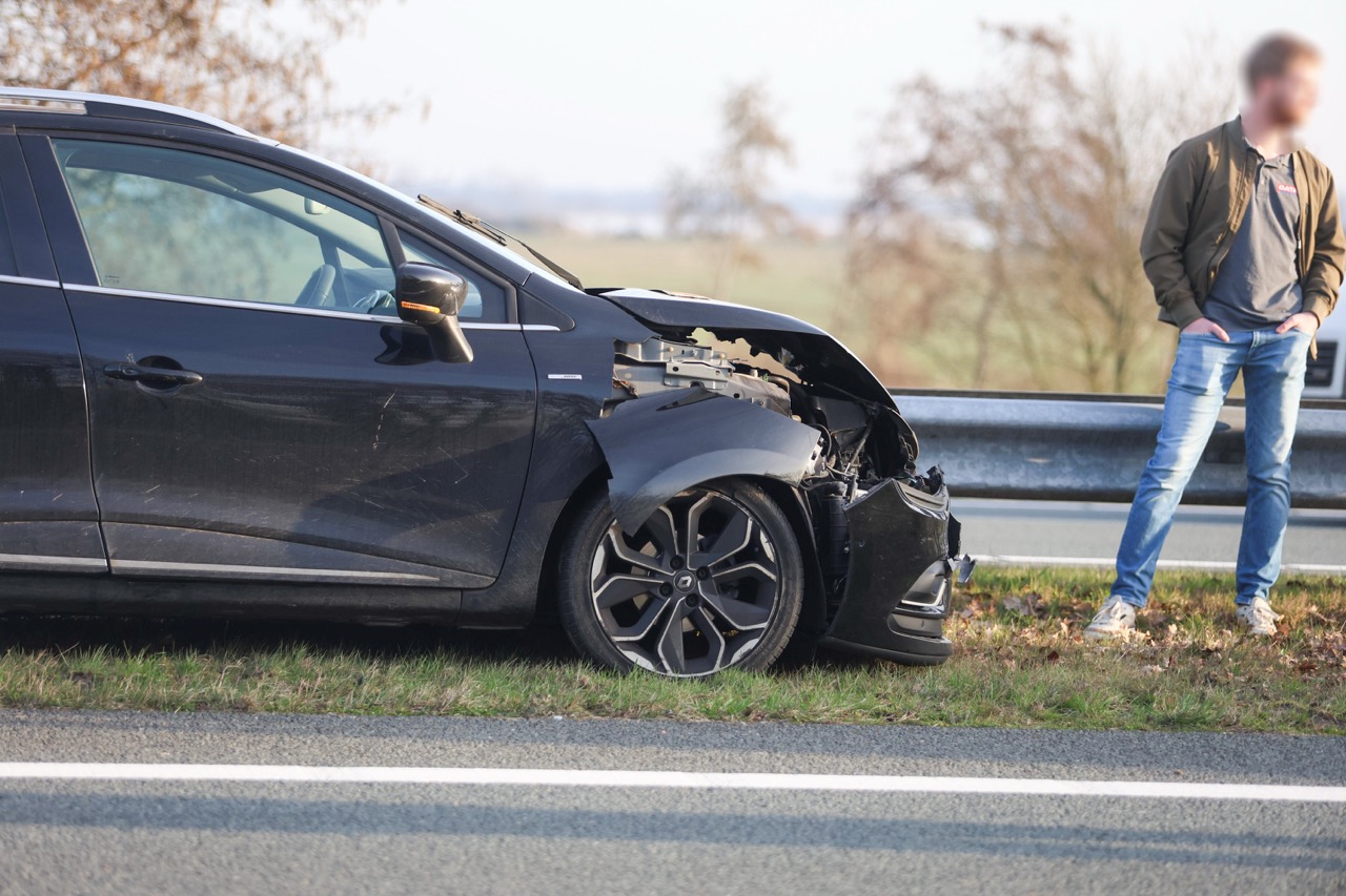 Rijstrook afgesloten na ongeval tussen twee voertuigen