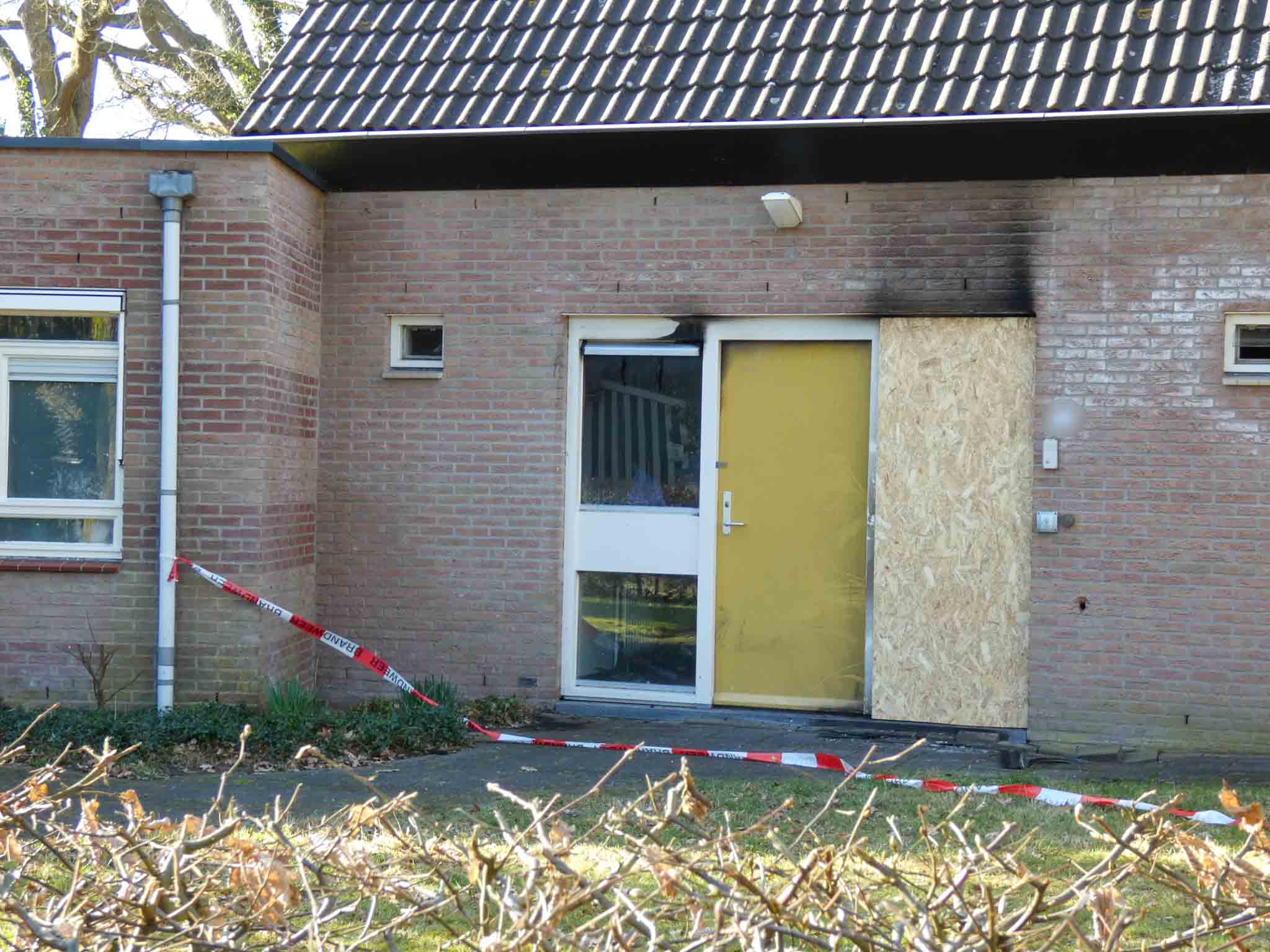 Roetsporen rond voordeur na brand