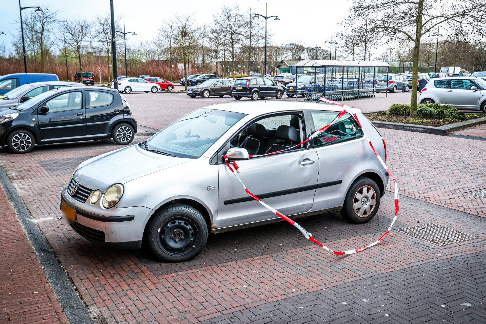 Politie onderzoekt vernielde auto bij winkelpand