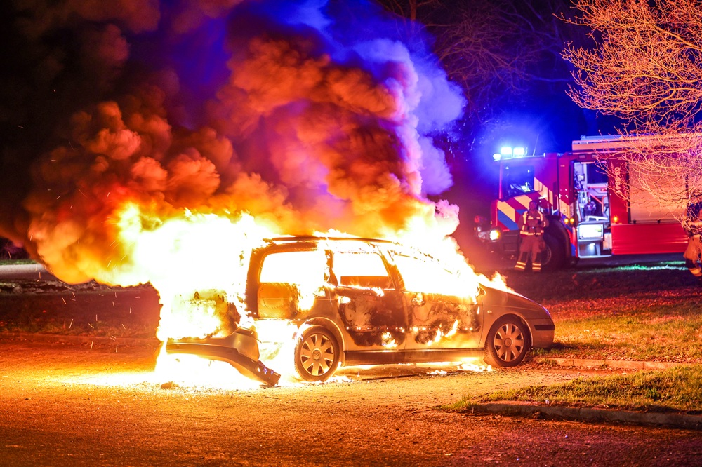 Auto in lichterlaaie op carpoolplaats