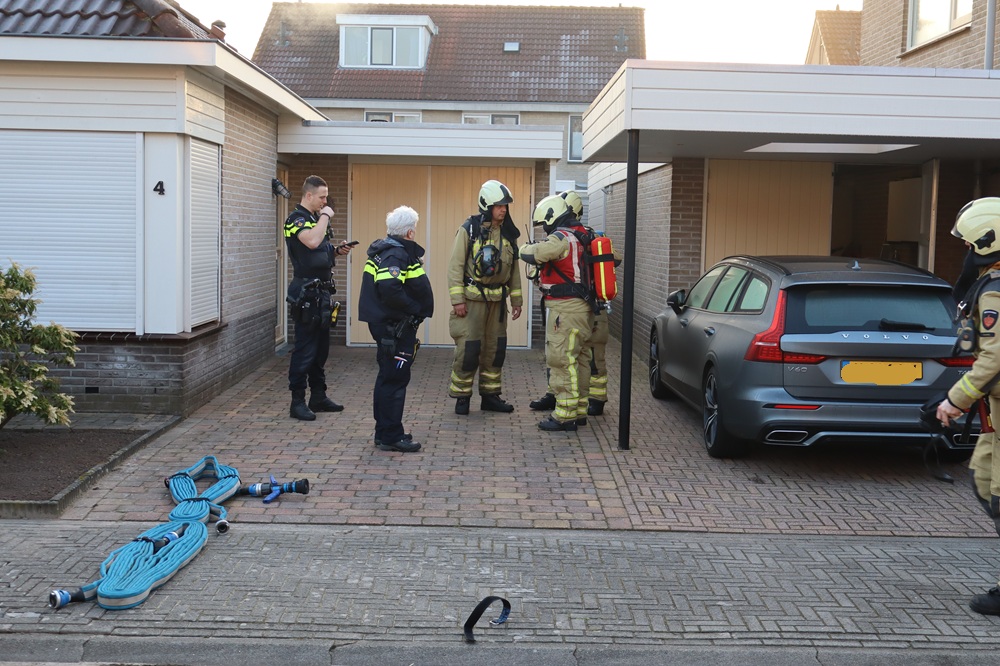 Vuilcontainer in achtertuin vliegt in brand
