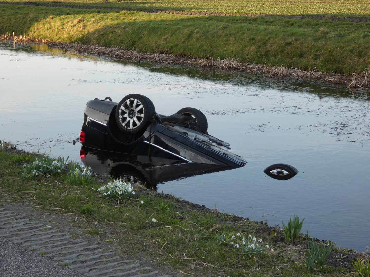 Automobilist aangehouden nadat auto op kop in water belandt