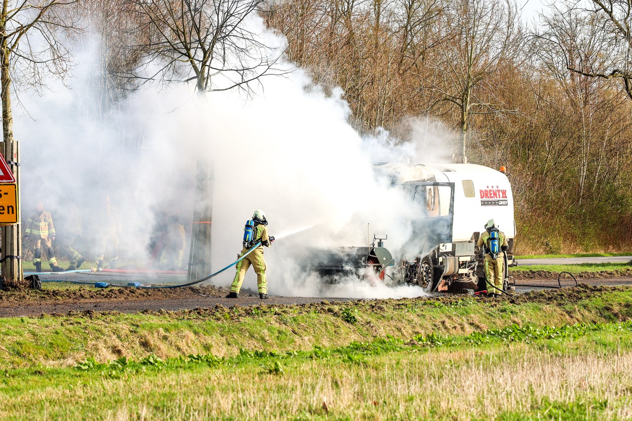 Vrachtwagen volledig in brand