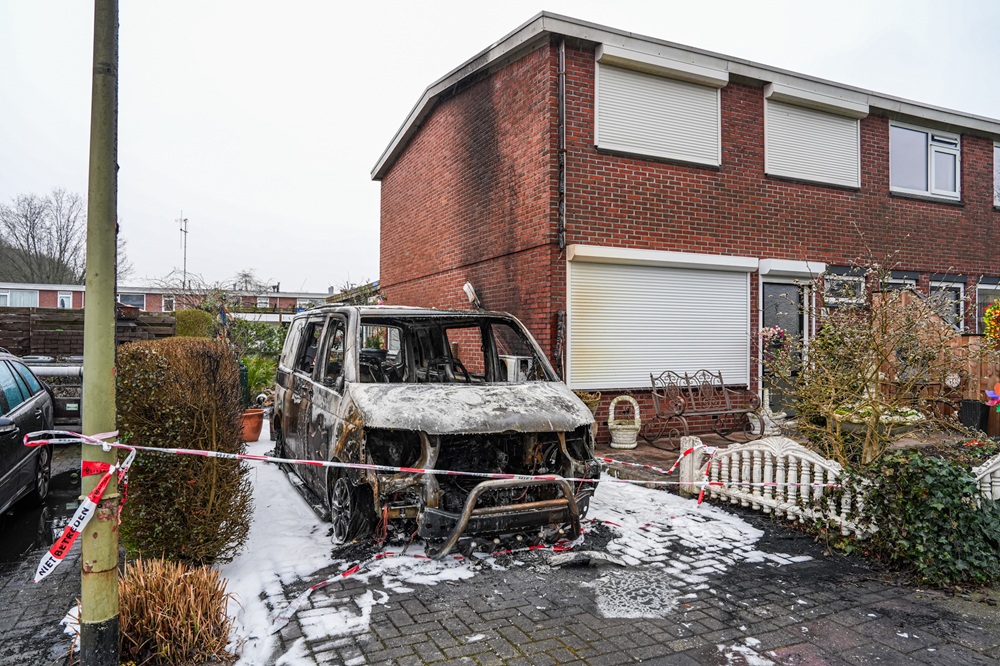 Bestelbus uitgebrand, ook woning beschadigd