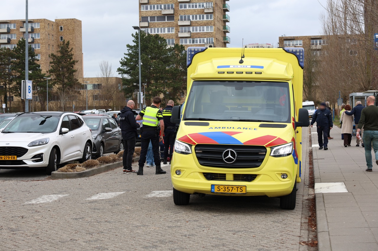 Voetganger gewond na aanrijding op parkeerplaats