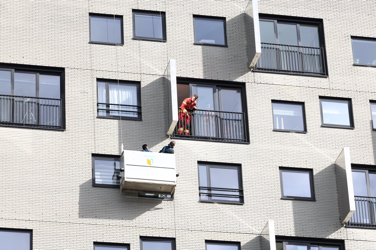 Glazenwassers vast in gondel bij woontoren