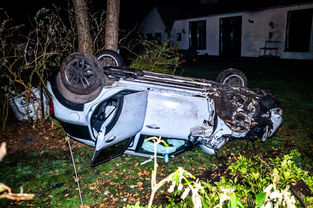Auto belandt de kop in voortuin, bestuurder aangehouden