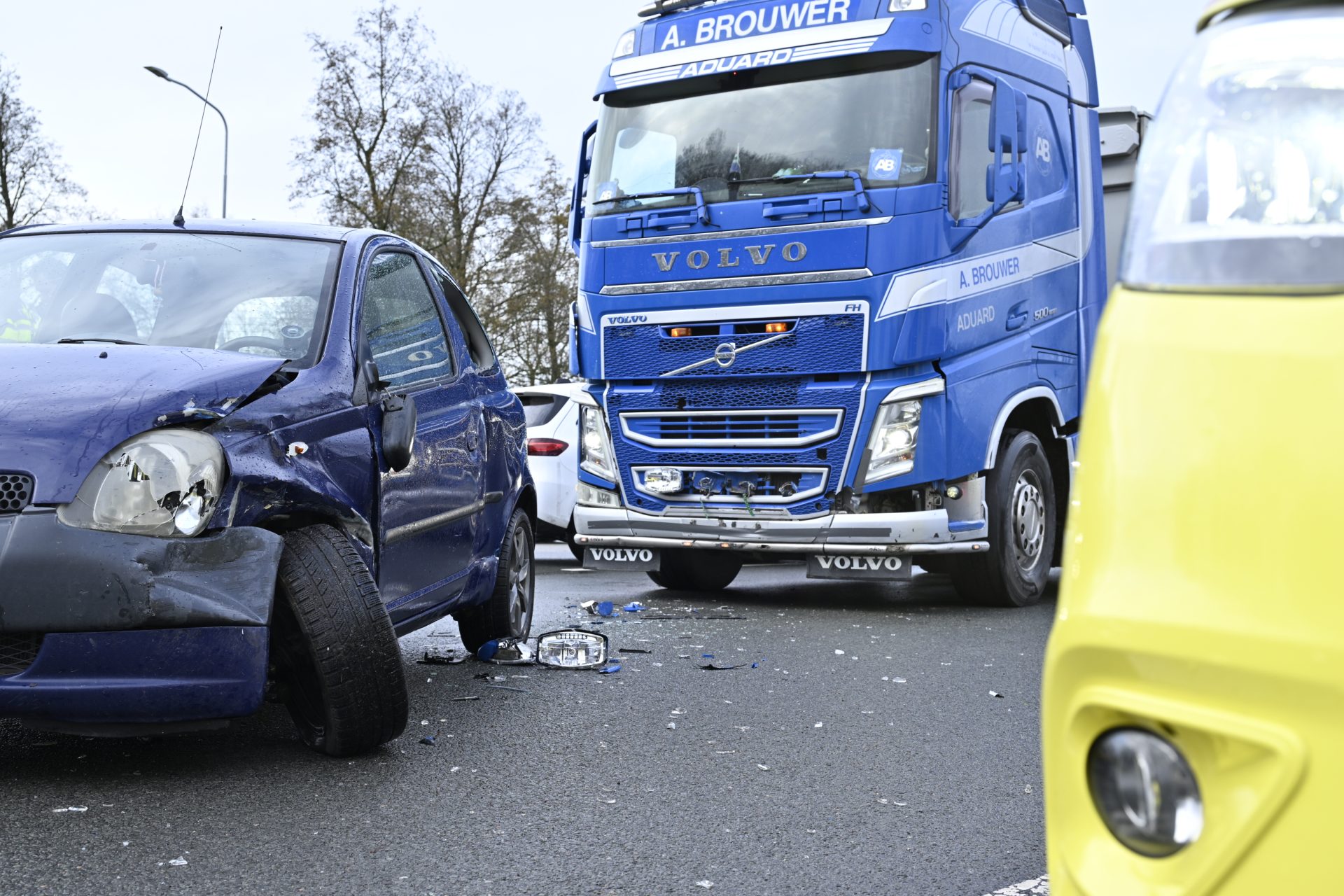 Auto en vrachtwagen botsen op kruising