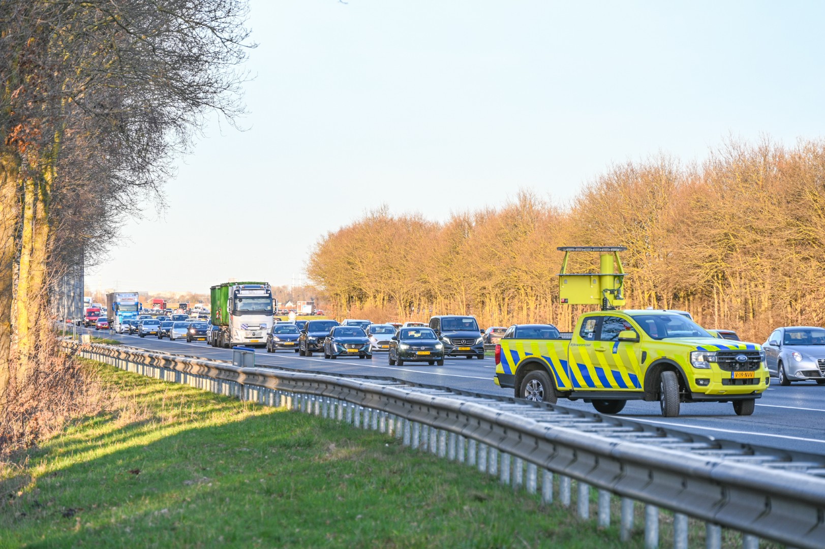 Auto botst frontaal op vangrail op snelweg